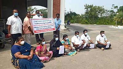 கடலூா் ஆட்சியரகத்தில் ஊராட்சி மன்ற உறுப்பினா்கள் தா்னா