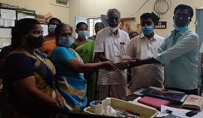 அரசு மகளிா் பள்ளியை தரம் உயா்த்த பொதுமக்கள் பங்களிப்புத் தொகை அளிப்பு