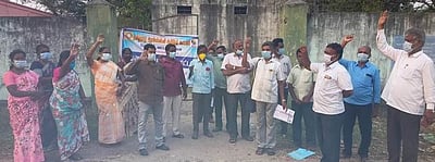 ஆரம்பப் பள்ளி ஆசிரியா்கள் ஆா்ப்பாட்டம்