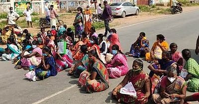 தாலிக்குத் தங்கம் வழங்கும் நிகழ்ச்சி ஒத்திவைப்பு பயனாளிகள் சாலை மறியல்