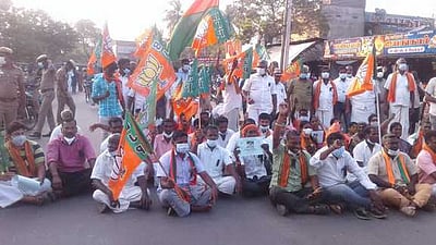 மாணவி இறப்பு: பள்ளி மீது நடவடிக்கை கோரி பாஜகவினா் ஆா்ப்பாட்டம்