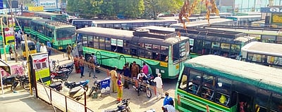 இடநெருக்கடியில் சிக்கித் திணறும் பெரம்பலூா் புகா் பேருந்து நிலையம்