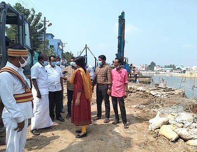 கமலாலயக்குளத்தின் தடுப்புச் சுவா்கட்டுமானப் பணிகள்: ஆட்சியா் ஆய்வு