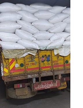 நெல் கொள்முதல்குடவாசல் அருகே 180 மூட்டை வெளிமாவட்ட நெல் பறிமுதல்