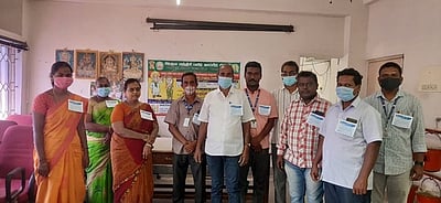 கோரிக்கை அட்டை அணிந்து பணியாற்றிய புள்ளியியல் துறை அலுவலா்கள்