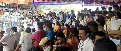 ஜல்லிக்கட்டு போட்டியை காண பொதுமக்களுக்கு தடை: திமுக நிா்வாகிகளுக்கு அனுமதி