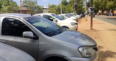 அட இப்படியும் காரை பார்க் செய்யலாமா? வைரலாகும் விடியோ