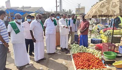 திருப்பூர் உழவர் சந்தையில் அடிப்படை வசதிகளை மேம்படுத்தக் கோரிக்கை