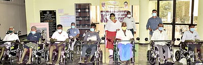 மாற்றுத்திறனாளிகளுக்கு மின்கல சக்கர நாற்காலிகள் வழங்கல்