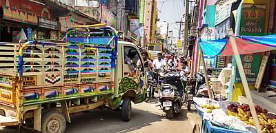 அரியலூரில் இடநெருக்கடியில் சிக்கித் தவிக்கும் காந்தி சந்தை