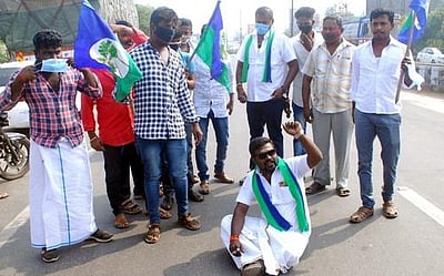 கள் இறக்க அனுமதி அளிக்கக் கோரி சாலை மறியல்