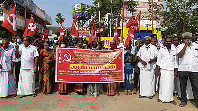 கிராம நிா்வாக அலுவலா் மீது நடவடிக்கை கோரி விவசாய சங்கத்தினா் ஆா்ப்பாட்டம்