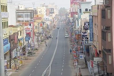 3-ஆவது வாரமாக முழு ஊரடங்கு கடைபிடிப்பு: ஈரோட்டில் முக்கியச் சாலைகள் வெறிச்சோடியது