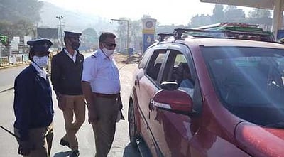 முக்கிய சாலைகளில் வாகன நிறுத்த கட்டணம் வசூலிக்கும் பணி தொடரும்