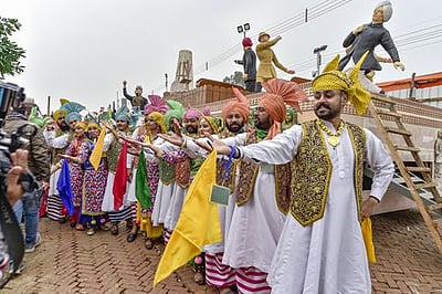 குடியரசு தின அணிவகுப்பு:25 அலங்கார ஊா்திகள் பங்கேற்பு