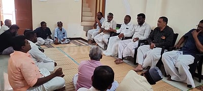 இளையான்குடி நகரத்துக்குள் புதிய பேருந்து நிலையம் கோரி கடையடைப்புப் போராட்டம் 