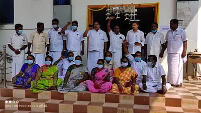 சீர்காழி ஊராட்சி ஒன்றிய அலுவலகத்தை முற்றுகையிட்டு அதிமுக ஊராட்சி மன்றத் தலைவர்கள் போராட்டம்