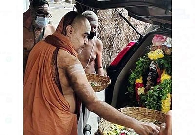 செங்கல்பட்டு பெருமாள் கோயிலில் மகா பெரியவர் உருவச்சிலைக்கு சிறப்புப் பூஜை