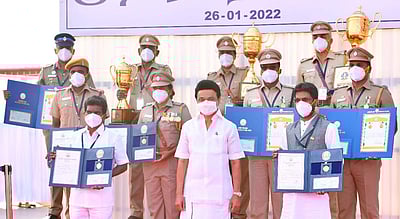 வீரதீர செயல் புரிந்தவர்களுக்கு விருது வழங்கினார் முதல்வர்