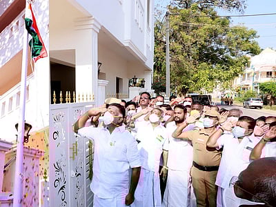 போடியில் ஓ.பன்னீர்செல்வம் தேசியக் கொடியேற்றி மரியாதை