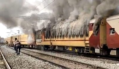 தேர்வில் முறைகேடு: ரயிலுக்கு தீ வைத்த தேர்வர்கள்