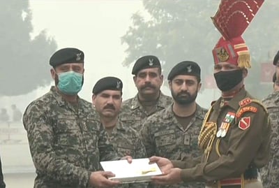 குடியரசு நாள்: எல்லையில் இனிப்பு பரிமாறிக் கொண்ட இந்திய - பாக். வீரர்கள்