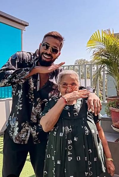 புஷ்பா ஸ்ரீவள்ளி பாடல்: பாட்டியுடன் நடனமாடிய ஹார்திக் பாண்டியா (விடியோ)