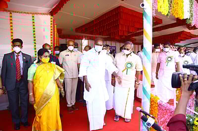 புதுவையில் குடியரசு நாள் விழா: ஆளுநர் கொடியேற்றினார்