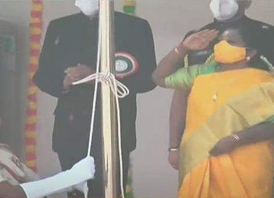 புதுச்சேரியில் குடியரசு நாள் விழா: தமிழிசை கொடியேற்றினார்