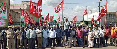 போக்குவரத்து தொழிற்சங்கத்தினா் ஆா்ப்பாட்டம்