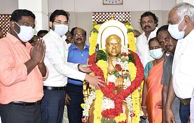 சுவாமி சகஜானந்தா பிறந்தநாள்: கடலூா் ஆட்சியா் மரியாதை