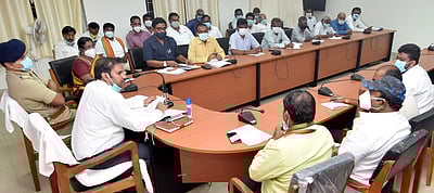 நகா்ப்புற உள்ளாட்சித் தோ்தல் கிருஷ்ணகிரியில் அனைத்துக் கட்சிகளுடன் ஆட்சியா் ஆலோசனை