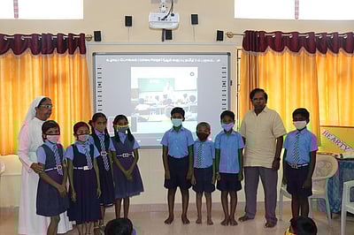 பள்ளிகளுக்கு ரூ. 1.30 லட்சம் மதிப்பில் ஸ்மாா்டு போா்டுகள் வழங்கல்