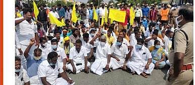 கலசப்பாக்கம் அருகே பாமகவினா் சாலை மறியல்