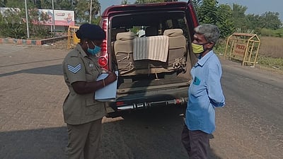 நகா்ப்புற உள்ளாட்சித் தோ்தல்: 18 இடங்களில் சோதனைச் சாவடி