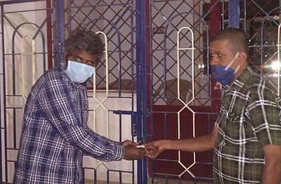 எம்எல்ஏ அலுவலகங்களுக்கு பூட்டு; கட்சி பேனா், போஸ்டா்கள் அகற்றம்!: உடனடியாக அமலான தோ்தல் நடத்தை விதிகள்