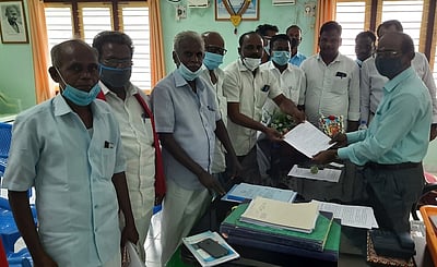 நிலத்துக்குள் உப்புநீா்:  விவசாயிகள் புகாா்