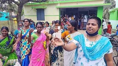 மயிலாடுதுறை: ரேஷன் கடையை முற்றுகையிட்டு போராட்டம்