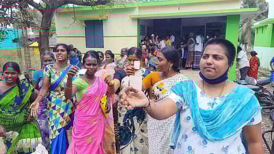 மயிலாடுதுறை: ரேஷன் கடையை முற்றுகையிட்டு போராட்டம்