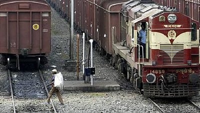 கேரளத்தில் சரக்கு ரயில் தடம் புரண்டதால் 11 ரயில்கள் ரத்து