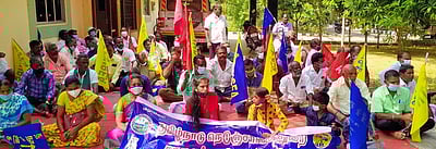 பெரம்பலூரில் சாலைப் பணியாளா்கள் தா்னா