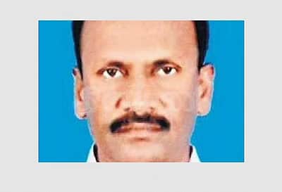 மருத்துவர் கனவை மாணவருக்காக விட்டுக்கொடுக்கும்  ஓய்வுபெற்ற ஆசிரியா்!