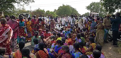தாராபுரம் அருகே இரும்பு உருக்கு ஆலை அமைக்க எதிா்ப்பு: பொதுமக்கள் சாலை மறியல்
