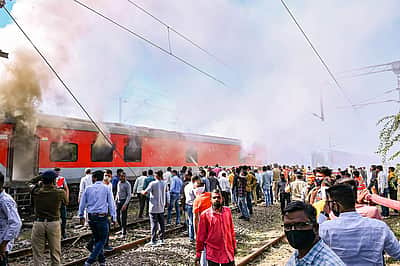 காந்திதாம்-புரி எக்ஸ்பிரஸ் ரயிலில் தீ விபத்து - புகைப்படங்கள்