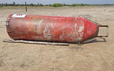 வேதாரண்யம் அருகே கடலில் மிதந்த உருளை வடிவ மர்மப்பொருள்: காவல்துறை விசாரணை