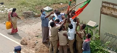 மேட்டூர் அருகே அனுமதியின்றி வைக்கப்பட்ட பாஜக கொடிக் கம்பத்தை அகற்றிய பேரூராட்சி  நிர்வாகம்