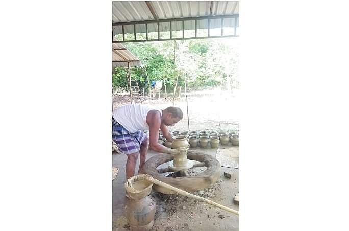 கனமழையால் பொங்கல் பானைகள் தயாரிப்புப் பணி பாதிப்பு 