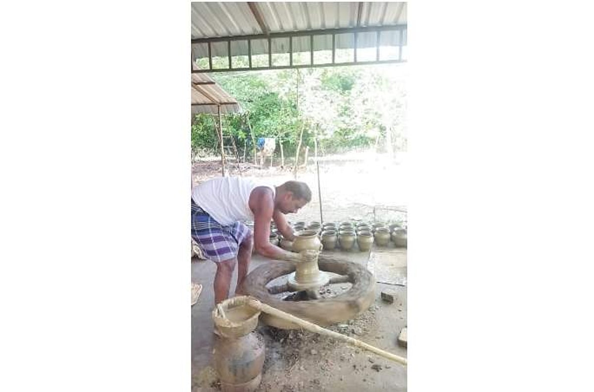 கனமழையால் பொங்கல் பானைகள் தயாரிப்புப் பணி பாதிப்பு