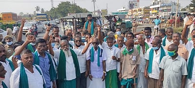 திருச்சியில் டிராக்டர் பேரணியில் ஈடுபட முயன்ற விவசாயிகள் தடுத்து நிறுத்தம்