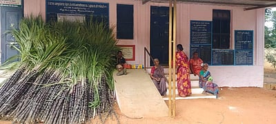 வாழப்பாடியில் 65 ரேஷன் கடைகளை அடைத்து பணியாளர்கள் போராட்டம்